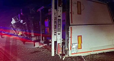 Bozüyük'te Beyaz Eşya Yüklü Çekici Devrildi: 1 Ölü, 1 Yaralı