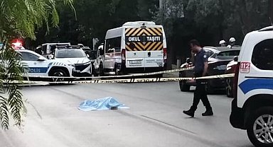 Buca'da Trafiğin Ortasına Yatan Kadın İki Aracın Çarpması Sonucu Hayatını Kaybetti