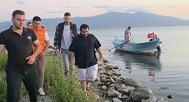 Bursa İznik Gölü'nde Mahsur Kalan Suudi Turist Jandarma Tarafından Kurtarıldı