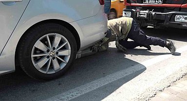 Bursa'da Minik Kedi Trafiği Kilitledi: İtfaiyenin 'Kedi Sesi' Taktiği Bile İşe Yaramadı!