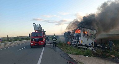 Çanakkale'de Alkollü Tır Sürücüsü Kaza Yaptı: Tır Alev Alev Yandı