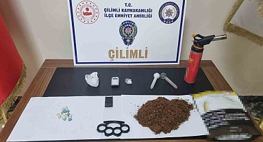Çilimli'de Durdurulan Araçta Çok Sayıda Uyuşturucu Madde Ele Geçirildi