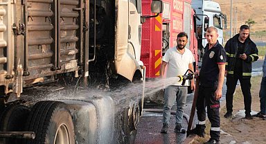 Cizre'de Seyir Halindeki Tır Alev Aldı