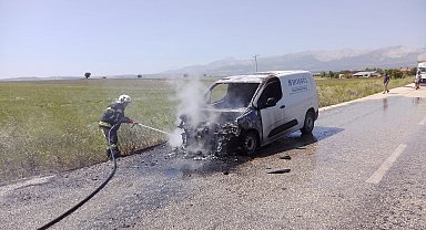 Denizli Tavas'ta Seyir Halindeki Hafif Ticari Araç Alev Aldı: Araç Kullanılamaz Hale Geldi