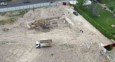Diyarbakır'da 89 kişinin hayatını kaybettiği Galeria İş Merkezi'nin yerinde dönüşümünde ilk kepçe vuruldu