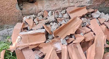 Duvara Sıkışan Kedi İtfaiye Tarafından Kurtarıldı