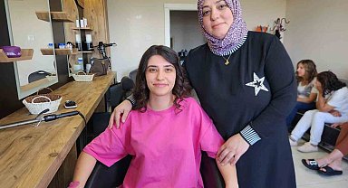 Elazığ'da Anne Kızın Kuaförlük Hayali: Baba Mesleğine Adım Attılar