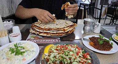Elazığ'ın "İştah Canavarı": 70 Kiloluk Gençten 15 Lahmacun Rekoru!