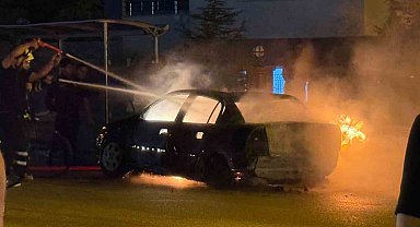 Elbistan'da Park Halindeki Otomobil Alevlere Teslim Oldu