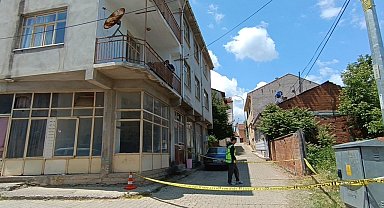 Emekli öğretmen balkondan düşerek ağır yaralandı