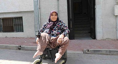 Engelli Kadının Zorlu Yaşam Mücadelesi: Evine 20 Dakikada Emekleyerek Çıkıyor