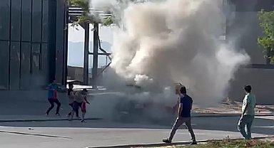 Ereğli'de Seyir Halindeki Hafif Ticari Araç Alev Aldı