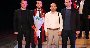 Erzincan'da Anlamlı Mezuniyet: Dr. Muhammet Halil Can, Diplomasını Doktor Ağabeylerinden Aldı