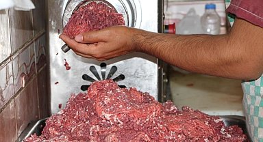 Erzincan'da Bayram Mesaisi Devam Ediyor: Kasaplarda Kıyma Kuyrukları