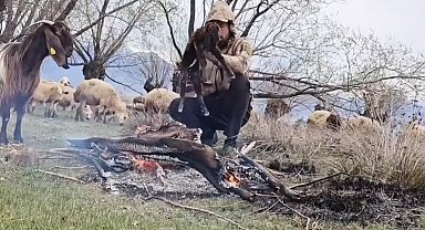 Erzincan'da Çoban, Doluya Yakalanan Yeni Doğan Oğlağı Ateşle Isıttı