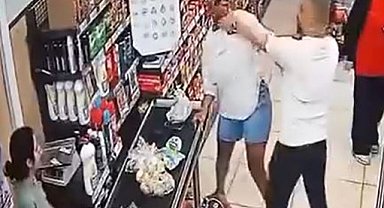 Esenyurt'ta Zincir Markette Kasa Sırası Kavgası: Kadın Kızının Önünde Darp Edildi