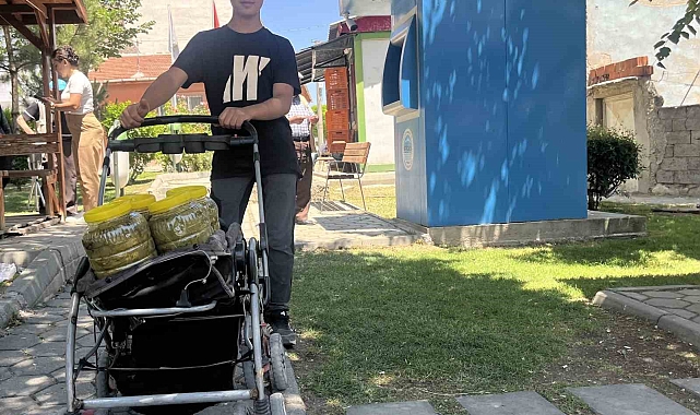 Eskişehir&#039;de 16 Yaşındaki Kutsal, Bebek Arabasıyla Salamura Yaprak Satıyor
