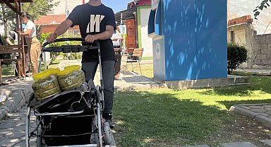Eskişehir'de 16 Yaşındaki Kutsal, Bebek Arabasıyla Salamura Yaprak Satıyor