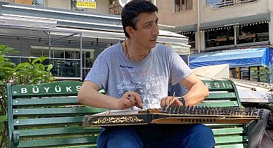 Eskişehir'de Kanun Sesleriyle Bayram Şöleni: Sokak Sanatçısına Yoğun İlgi