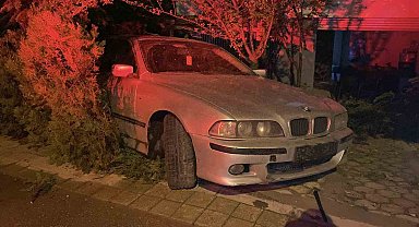 Eskişehir'de Otomobil Müstakil Evin Bahçesine Girdi