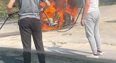 Eskişehir'de Seyir Halindeki Otomobil Alev Alev Yandı: Vatandaşlar Yangını Söndürmeye Çalıştı