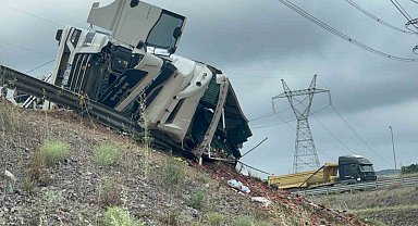 Gebze'de Karpuz Yüklü Tır Devrildi: 1 Ölü, 3 Yaralı