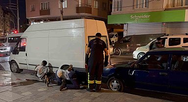 Gebze'de Motor Kısmına Giren Yavru Kedi İtfaiyeyi Uğraştırdı
