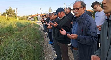 Gümüşdere Köyü'nde Asırlık Bayram Geleneği Yaşatıldı: Mezarlıkta Bayramlaşma