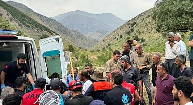 Hakkari'de Dağdan Düşen Şahıs 4 Saatlik Çalışmayla Kurtarıldı