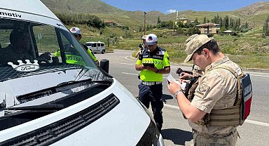 Hakkâri'de yol uygulaması, 5 sürücüye ceza