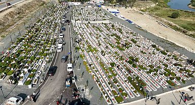 Hatay Deprem Mezarlığında Hüzünlü Bayram Ziyaretleri: "Kayıplarımıza Alışamadık"