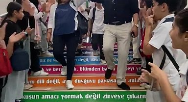 Hatay'da 46 Yıllık Öğretmene Gözyaşları ve Alkışlarla Duygusal Veda