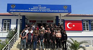 Hatay'da Saman Balyaları Altında Saklanan 31 Kaçak Göçmen Yakalandı