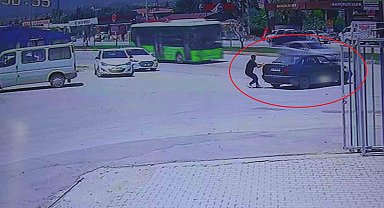 Hatay'da Unutulan El Freni Kazaya Neden Oldu: Otomobil Otobüsle Çarpıştı