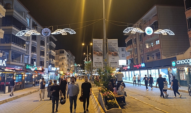 Iğdır'da Vali Yolu Akşamları Yaya Cenneti Oldu: Yoğunluk Gözle Görülür Şekilde Arttı