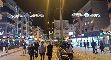 Iğdır'da Vali Yolu Akşamları Yaya Cenneti Oldu: Yoğunluk Gözle Görülür Şekilde Arttı