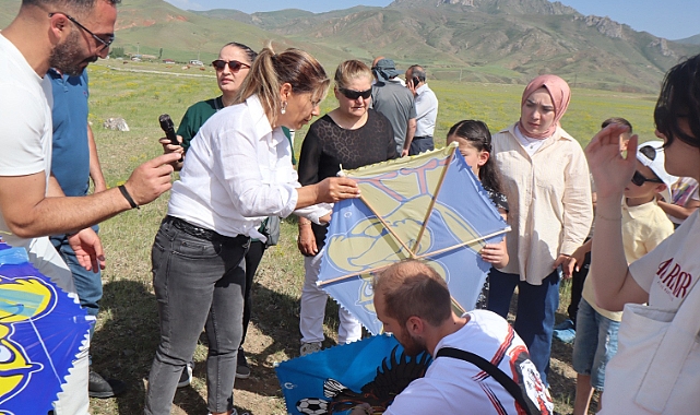 Iğdır ve Karslı Dağcılardan Öğrencilere Karne Sürprizi: Kağızman&#039;da Uçurtma Şenliği