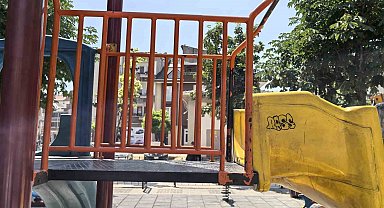 İnegöl'de Karne Sevinci Korkulu Anlara Dönüştü: Parkta Korkuluklara Sıkışan Çocuk Kurtarıldı