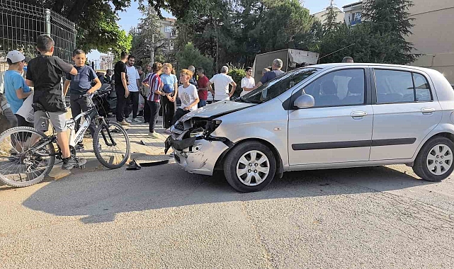 İnegöl&#039;de Otomobille Çarpışan Motosiklet Sürücüsü Ağır Yaralandı