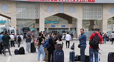 İranlı Turistler İsrail Saldırılarına Tepki Gösterdi: 