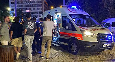 İzmit Kent Meydanı'nda Bıçaklı Kavga: 17 Yaşındaki Genç Yaralandı