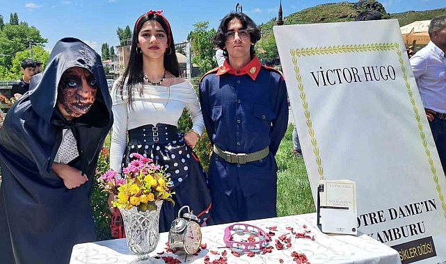 Kars&#039;ta öğrenciler roman karakterlerini canlandırdı