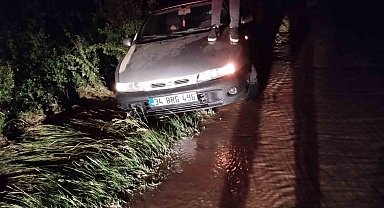 Kastamonu Daday'da Patlayan Su Borusu Otomobili Sürükledi: Sürücü Mahsur Kaldı
