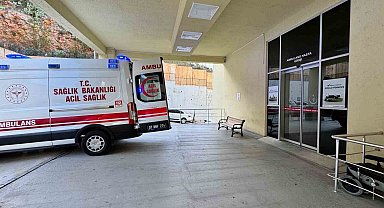Kendi karnına iki kez bıçak saplayan adam ağır yaralandı