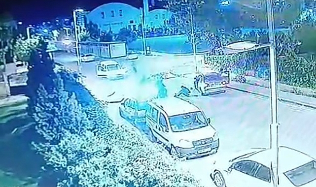 Kontrolden çıkan motosiklet otomobilin altına girdi