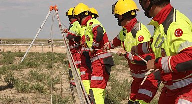 Konya İtfaiyesi'nden Nefes Kesen Obruk Kurtarma Tatbikatı: 30 Metre Derinliğe İndiler!