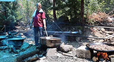 Kozan Gökgöz Mahallesi'nde 89 Yıllık Bayram Geleneği Coşkuyla Sürüyor: "Her Bayram Sofrada Buluşuruz"