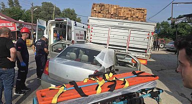 Kozan'da Feci Kaza: Otomobil Kamyona Çarptı, Kadın Sürücü Hayatını Kaybetti!