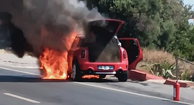 Kuşadası'nda Seyir Halindeki Araç Alev Topuna Döndü