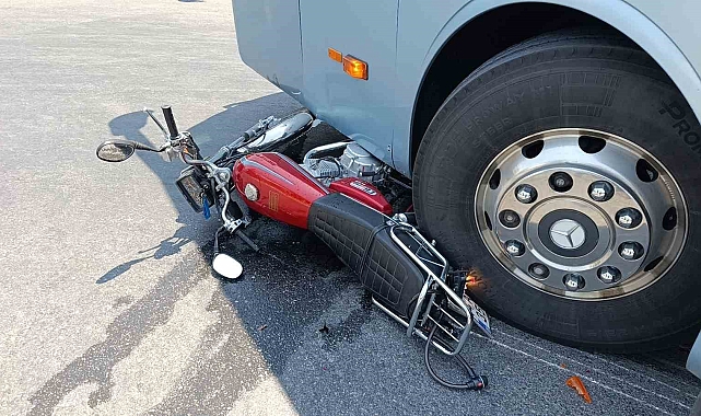 Manavgat'ta Otobüsle Çarpışan Motosiklet Sürücüsü Yaralandı: Kaza Anı Kamerada